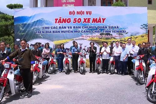 Bộ Nội vụ quyên góp 4 tỷ đồng chia sẻ khó khăn với huyện Mù Cang Chải