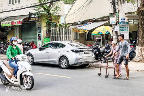 Nam thanh niên dắt cụ bà qua đường