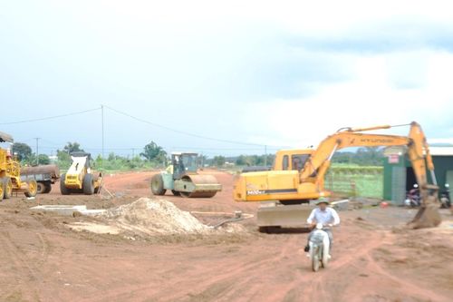 Dự án đường hành lang kinh tế phía Đông tỉnh: Chậm tiến độ vì vướng mặt bằng, thiếu đất đắp nền đường