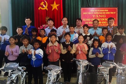 Trưởng ban Nội chính Tỉnh ủy tặng 20 chiếc xe đạp cho học sinh