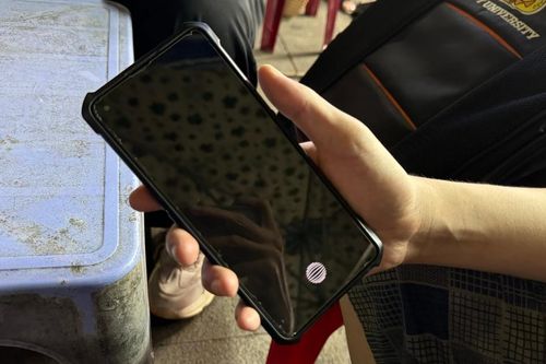 Quản lý chợ giúp tìm lại chiếc điện thoại của khách hàng đánh rơi