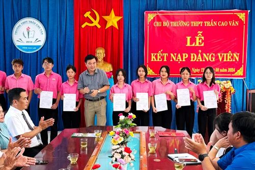 Chi bộ Trường THPT Trần Cao Vân kết nạp Đảng cho 9 học sinh