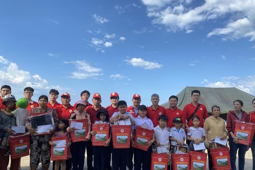 Hội Chữ thập đỏ tỉnh Khánh Hòa: Trao tặng 62 suất quà cho trẻ có hoàn cảnh khó khăn TP. Nha Trang