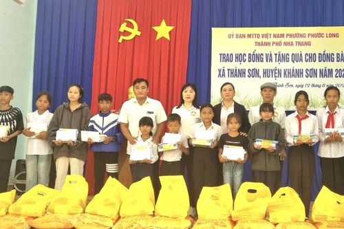 Mặt trận phường Phước Long thăm, tặng quà người dân xã Thành Sơn