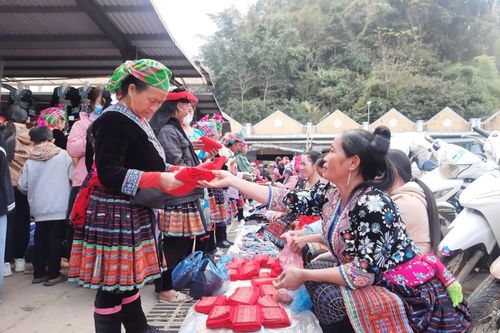 Phát triển thương mại, dịch vụ