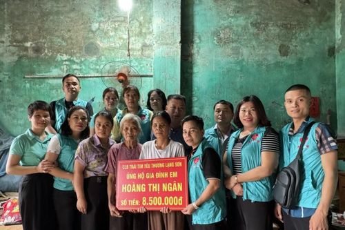 Trao quà hỗ trợ cho phụ nữ có hoàn cảnh đặc biệt khó khăn tại huyện Cao Lộc
