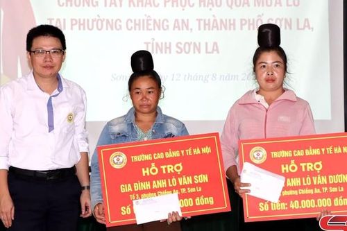 Trao 100 triệu đồng hỗ trợ nhân dân bị thiệt hại do mưa lũ