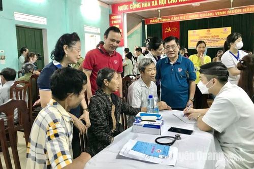 Cấp phát thuốc miễn phí tại xã Mỹ Bằng