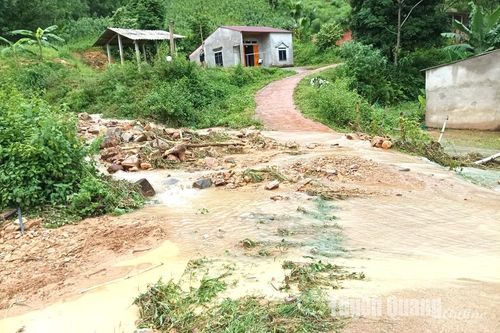 Thành Long sạt lở đất do mưa lớn