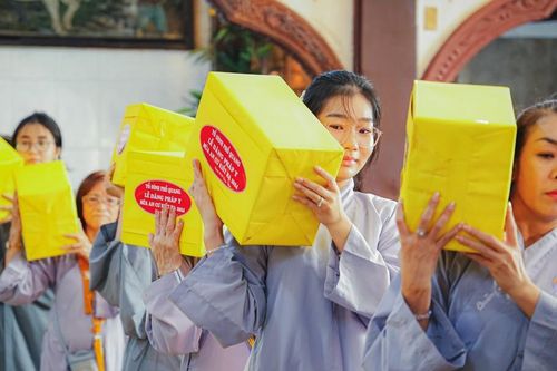 Khóa tu Bát quan trai, dâng pháp y cúng dường tại tổ đình Phổ Quang (Q.Phú Nhuận)