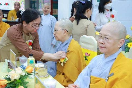 Trường hạ chùa Bồ Đề Lan Nhã (Q.6) dâng pháp y nhân mùa Vu lan - Báo hiếu