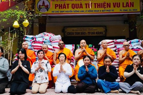 Chùa Tam Bảo trao quà đến người dân dịp Vu lan