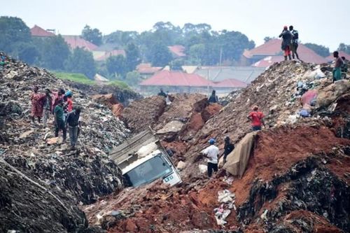 Sạt lở bãi chôn lấp rác ở Uganda, nhiều nhà dân bị chôn vùi dưới rác thải, 21 người thương vong