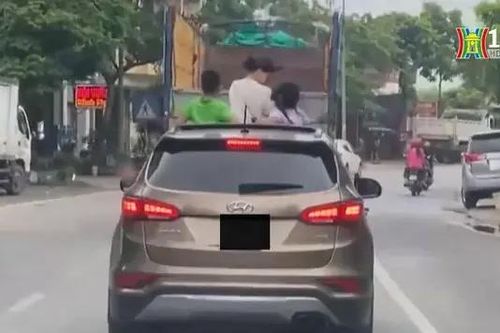 Trẻ em chơi trên cửa sổ trời, nguy hiểm khó lường