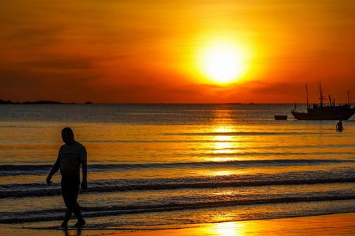Ngắm bình minh đỏ rực trên bãi biển đẹp nhất Hà Tĩnh