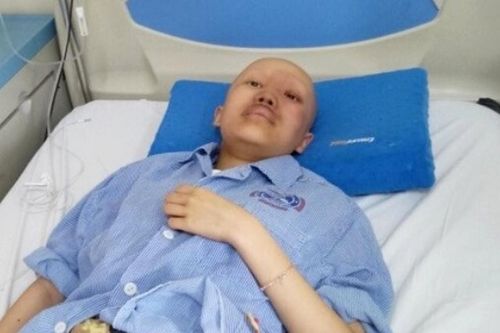Mẹ đơn thân oằn mình tìm đường cứu con gái mắc ung thư