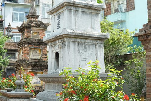 Những tháp mộ cổ nằm giữa lòng Hà Nội nhưng ít người biết đến