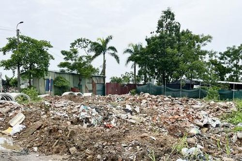 Xã La Phù (huyện Hoài Đức): Phế thải xây dựng đổ tràn lan, vì sao chưa xử lý?