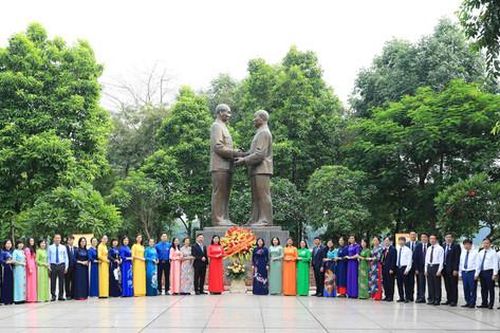 Đại biểu MTTQ Việt Nam thành phố Hà Nội dâng hoa tại Tượng đài Bác Hồ - Bác Tôn