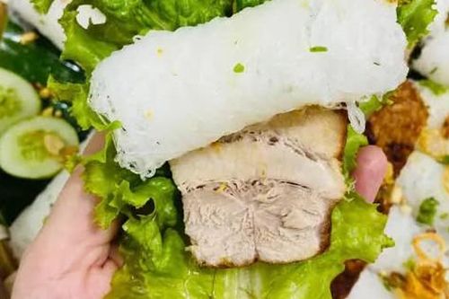 Đổi vị bữa ăn với món bánh hỏi heo quay