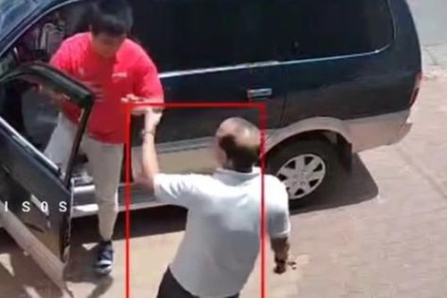 Bất ngờ lai lịch người đàn ông đập kính xe, bắt tài xế quỳ xin lỗi ở Bình Dương