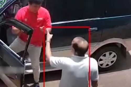 Phẫn nộ người đàn ông chửi bới, đập kính, bắt tài xế quỳ gối xin lỗi
