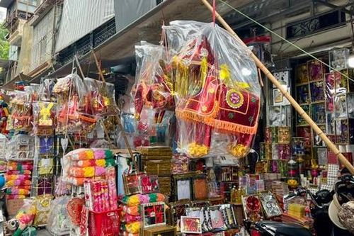 Nhà lầu xe hơi hàng hiệu bày la liệt, phố Hàng Mã vắng khách mua