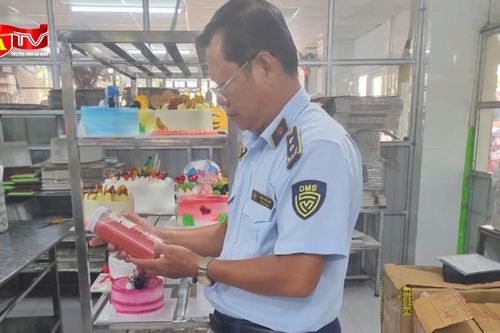 Xử phạt cửa hàng bánh gato sử dụng phẩm màu đã hết hạn