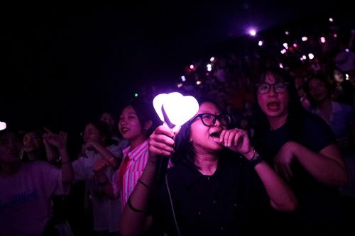 Fan K-pop ở TP.HCM mang lighstick, 'đu concert' trong rạp phim
