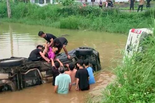 Tai nạn giao thông mới nhất 13/8/2024: thoát chết khi 2 ô tô lật xuống ao
