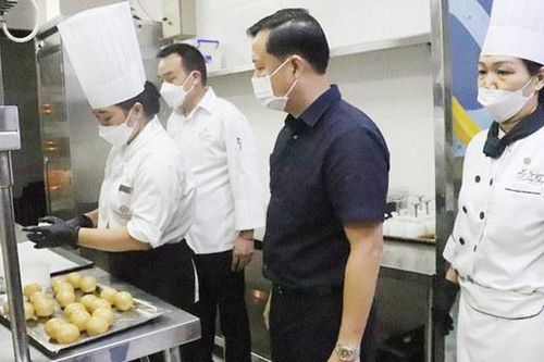 Hà Nội kiểm tra an toàn thực phẩm bánh Trung thu tại khách sạn 5 sao