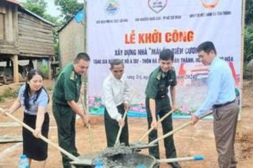 Đồn Biên phòng Cửa khẩu quốc tế Lao Bảo kết nối, khởi công xây dựng Nhà 'Mái ấm Biên cương'
