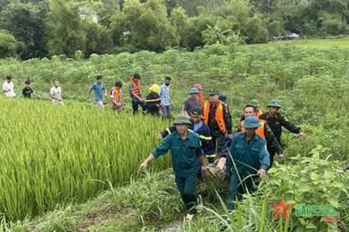 Bộ đội, dân quân huyện Tam Đảo tìm thấy 2 người mất tích do lũ cuốn trôi