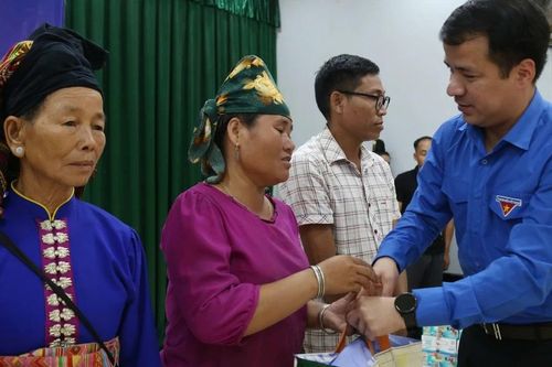 Trung ương Đoàn tặng cầu treo, xây nhà cho người dân vùng lũ tỉnh Sơn La
