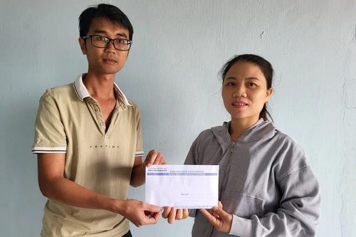 Trao tiền hỗ trợ cho gia đình ông Đặng Chí Thành