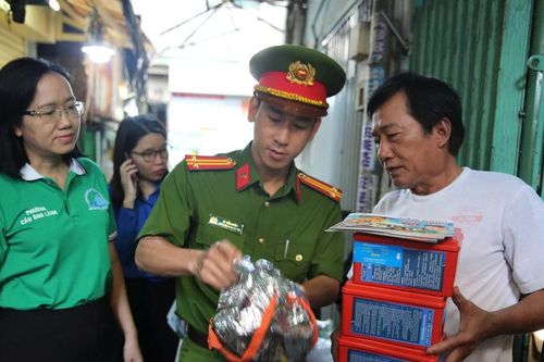 Tặng bình chữa cháy, mặt nạ phòng độc đến người dân khu chợ Gà - Gạo
