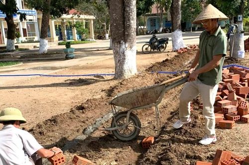 Đồng hành với trường vùng khó
