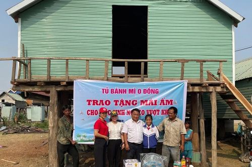 Trao sinh kế cho trò nghèo