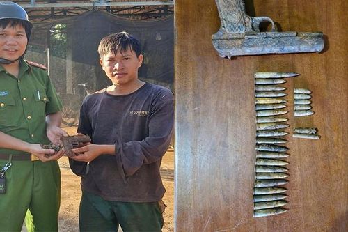 Người dân phát hiện súng và hàng chục viên đạn, kíp nổ trong rẫy gia đình