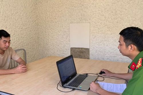Tạm giữ hình sự đối tượng dùng dao đâm người ở quán cà phê