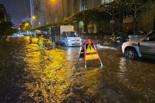 Mưa lớn giờ tan tầm, Hà Nội bỗng chốc thành sông