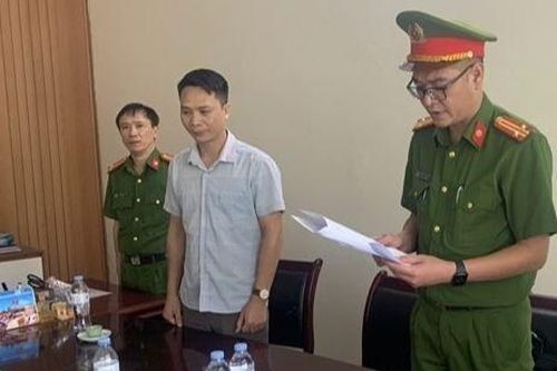 Đưa 8 người ngoài vào danh sách xin cấp giấy phép đào tạo lái xe, phó hiệu trưởng bị khởi tố