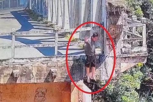Thanh niên dập đầu vào thành cầu rồi nhảy xuống sông ở Bình Dương