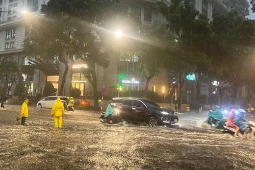 Mưa lớn, nhiều tuyến phố Hà Nội ngập trắng lên tận vỉa hè