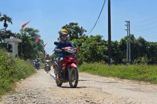 Đường nát như tương nhưng không thể sửa vì mất liên lạc với nhà thầu