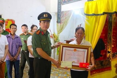 Truy tặng Huân chương Bảo vệ Tổ quốc cho công an viên hy sinh khi làm nhiệm vụ
