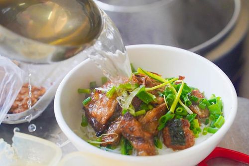 Quán bún chả 'phiên bản lạ' ở Hà Nội được Michelin khen, khách tò mò tìm địa chỉ