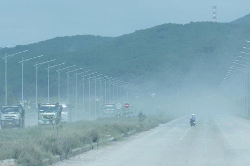 Nghệ An: Bụi mù mịt từ dòng xe tải chở đất san lấp tại dự án VSIP 2