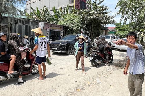 Người dân dàn ô tô chặn đường xe tải chở đất, đá gây bụi ở Nghệ An