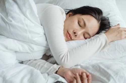Ngủ nghiêng bên trái có thực sự gây hại cho tim, tư thế ngủ nào tốt nhất?